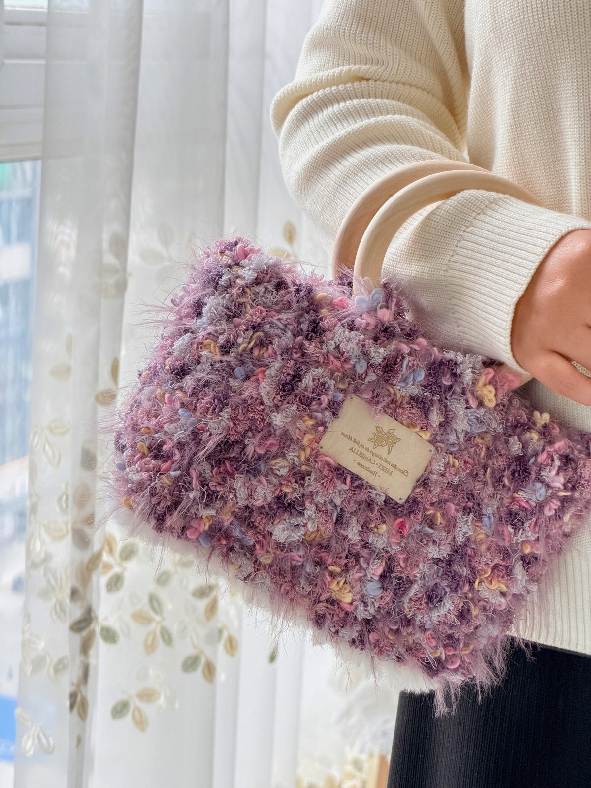 Handgefertigte Häkeltasche mit Holzgriffen