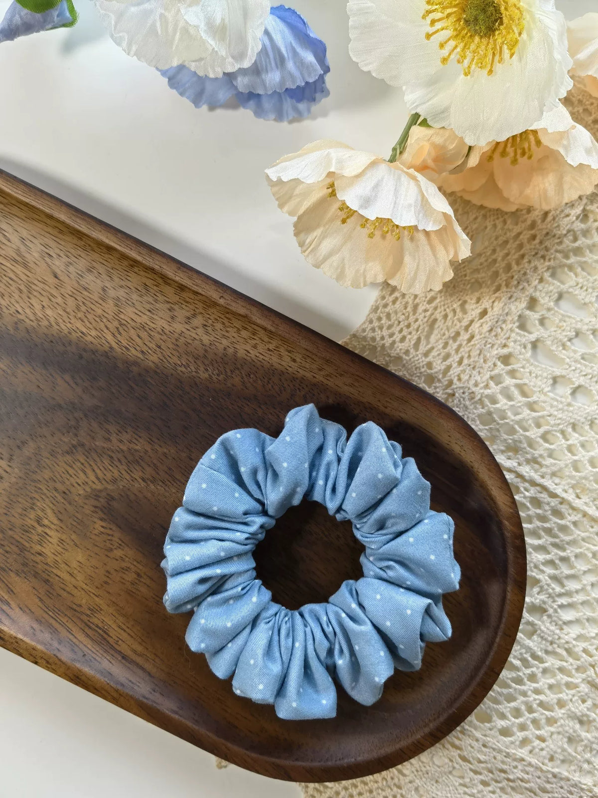Scrunchie Fatto a Mano Blu Polvere con Pois