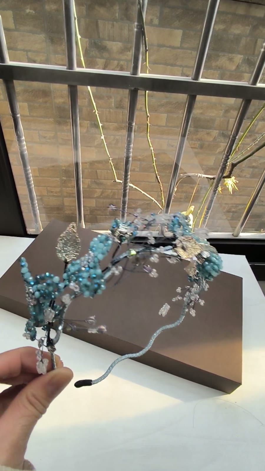 Bandeau fleuri en cristal bleu fait main
