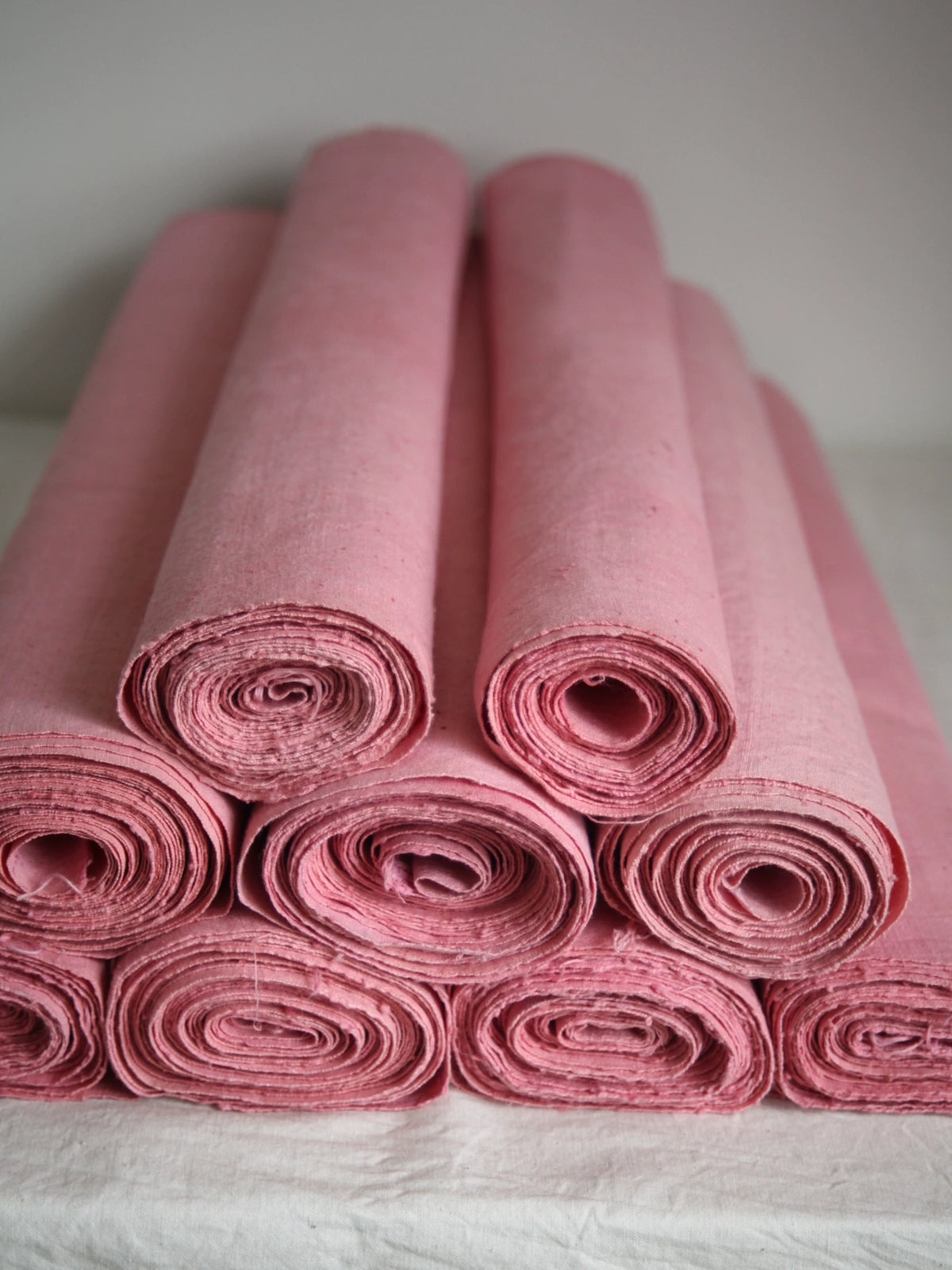 Handgewebter Baumwollstoff, pflanzlich gefärbt in Rosa