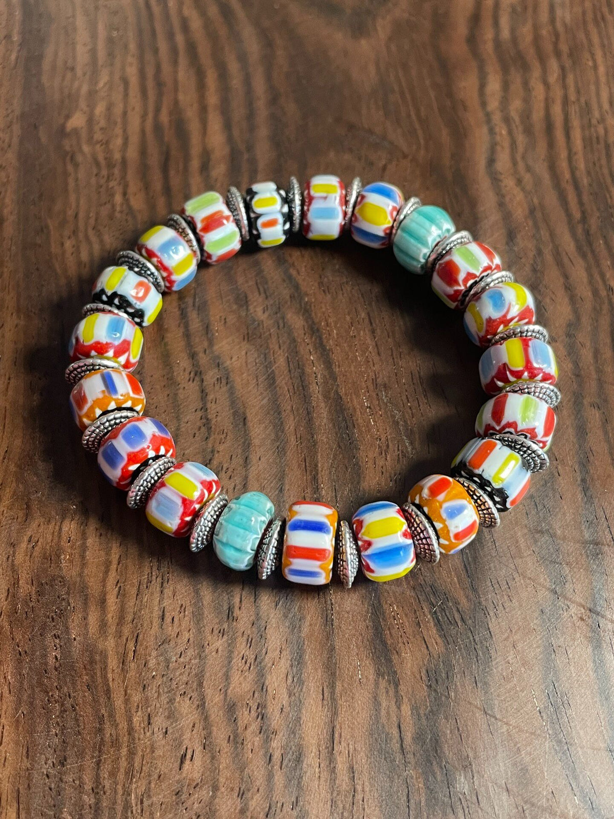 Bracelete de Contas de Vidro Coloridas Feito à Mão