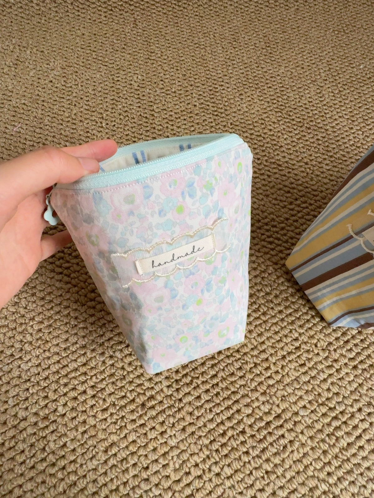 Trousse zippée en toile trapézoïdale avec contraste
