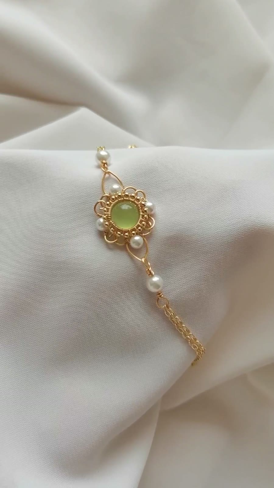 Armband med prehnit och lindad tråd, guldfärgad