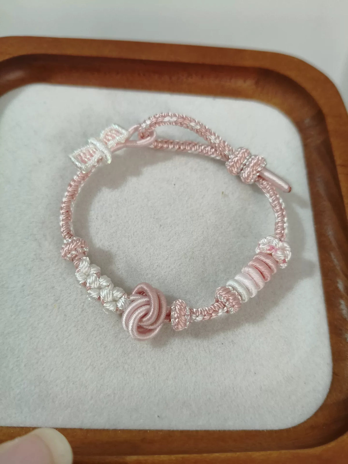 Pulseira Artesanal com Gradiente Rosa e Branco e Laço