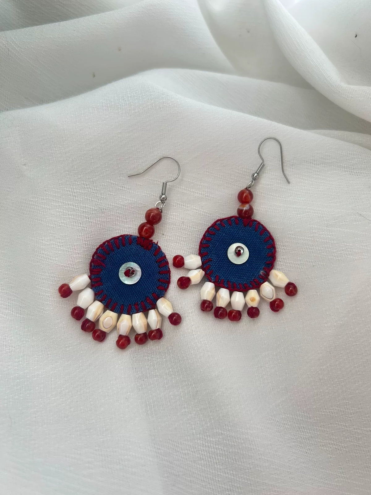 Orecchini bottoni in tessuto blu navy fatti a mano