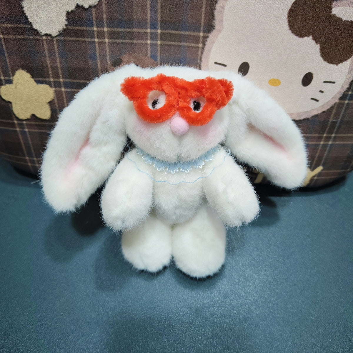 Colgante de conejo de peluche blanco hecho a mano con máscara roja