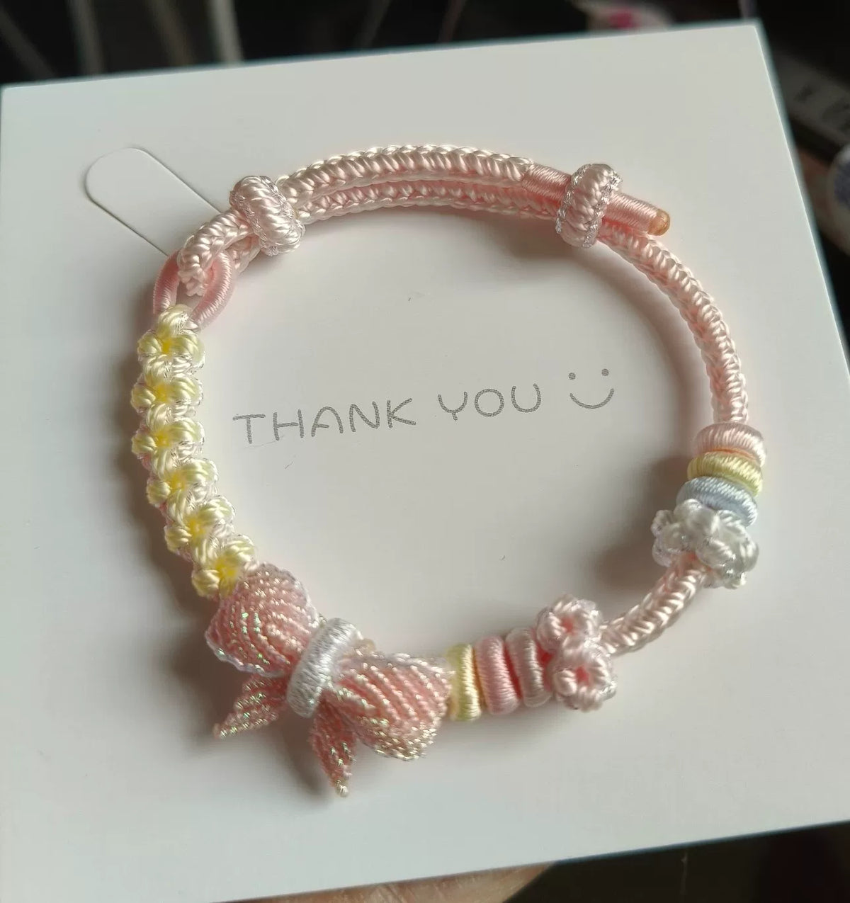 Pulseira Tecida à Mão em Gradiente Rosa com Laço