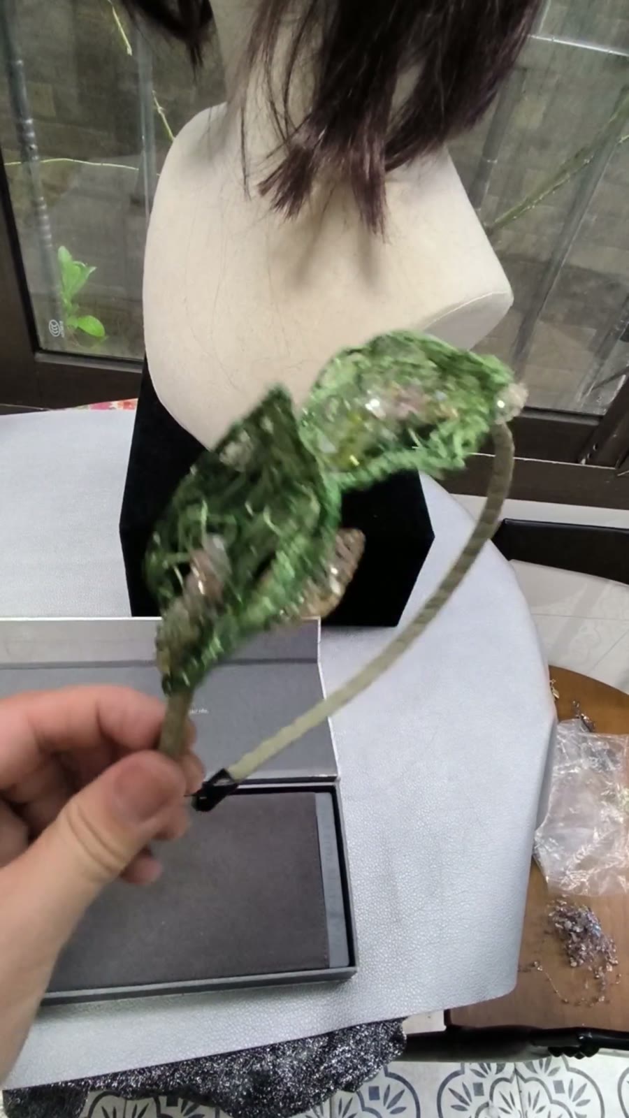 Handgewebtes Calla-Lilie Kristall-Headband mit grünen Blättern
