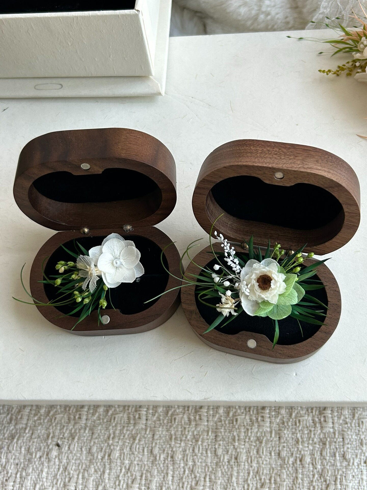 Anéis de Flores Preservadas Branco e Verde — Par