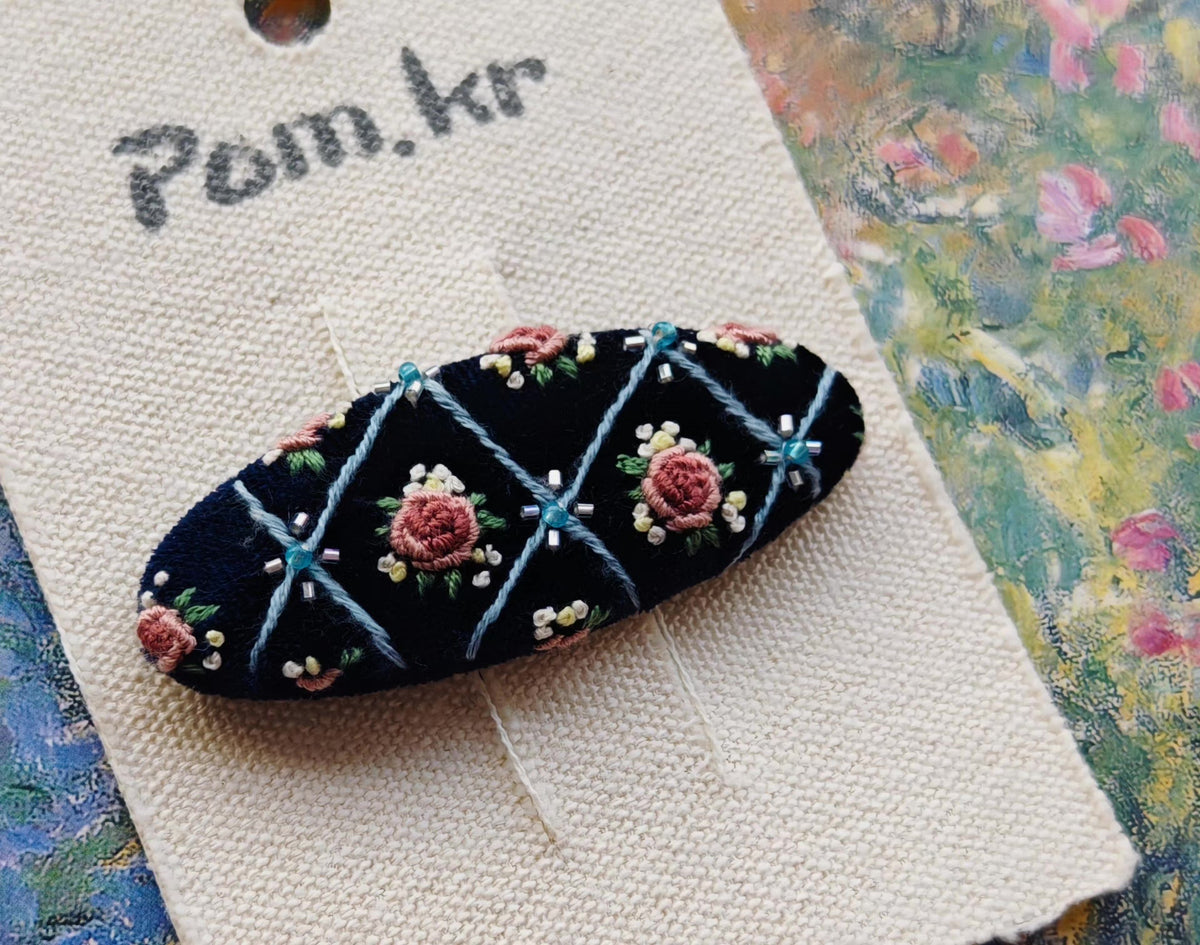 Barrette à cheveux brodée à la main velours noir