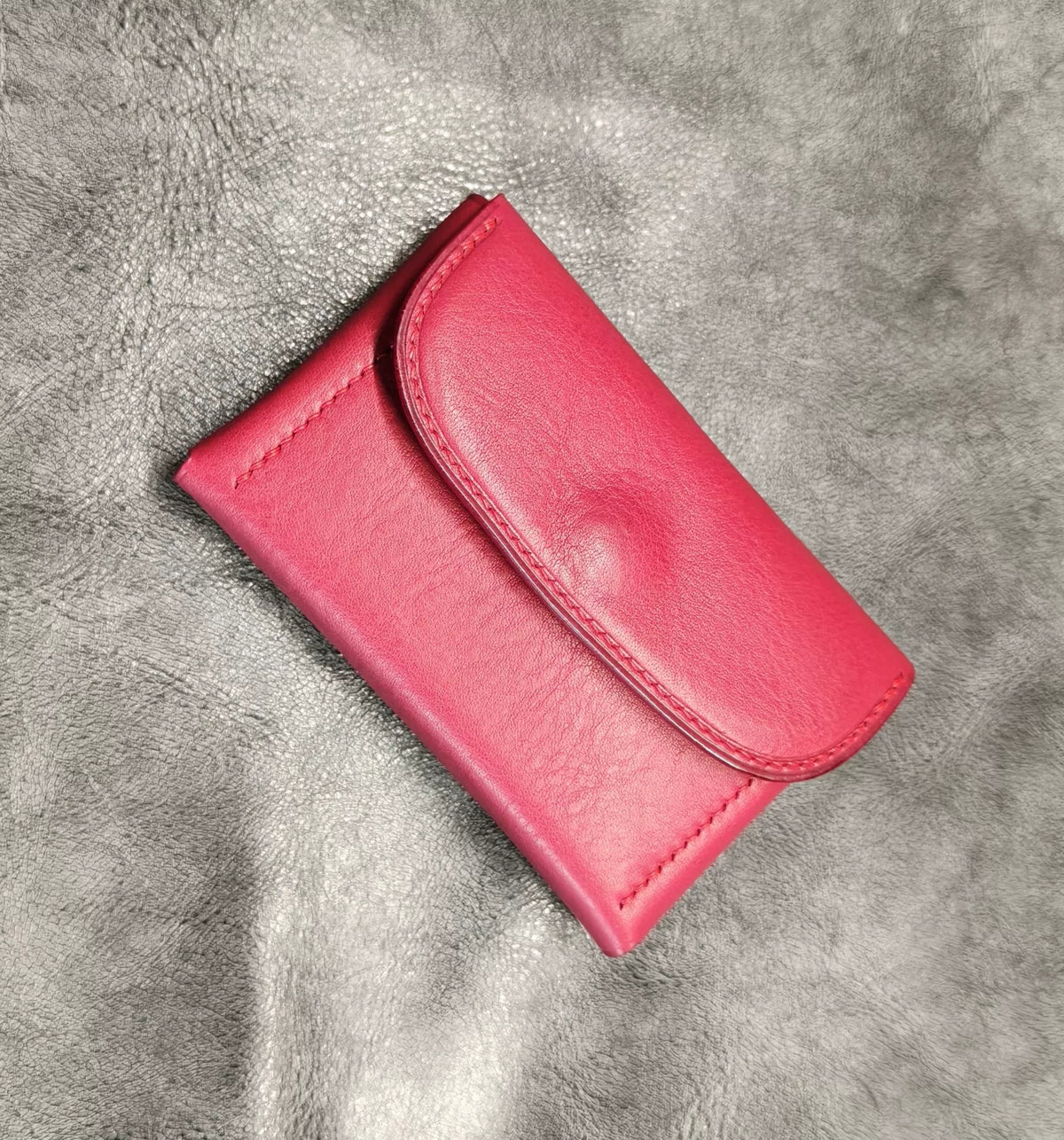 Porte-cartes en cuir rouge rose