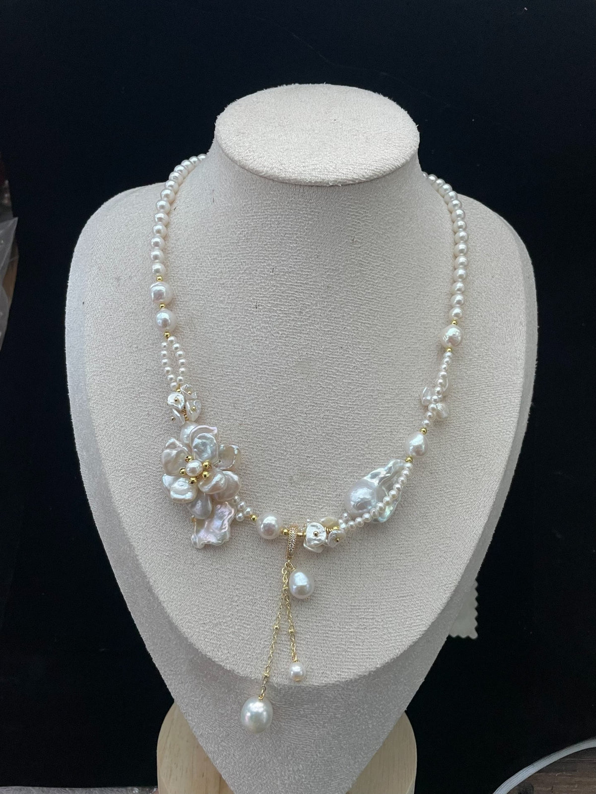 Colar de Pérolas Naturais com Design Floral