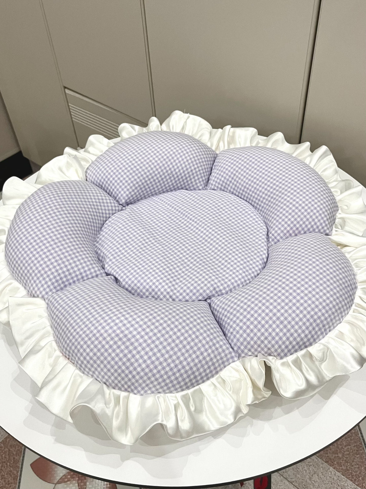 Lit pour chat en coton aux pétales de fleur fait main