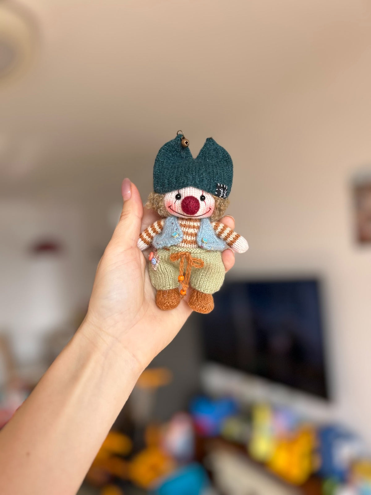 Pupazzo da clown in lana e maglia fatto a mano
