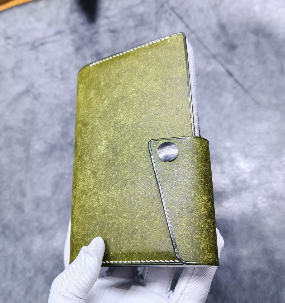 Capa de caderno em couro verde-azeiva 140x88mm
