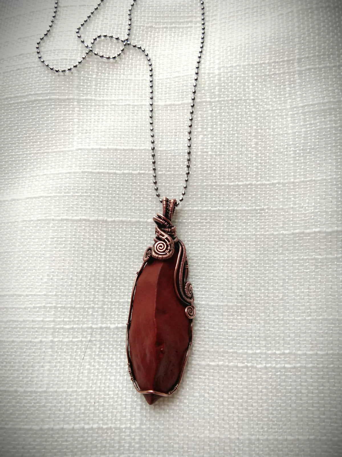 Colar com Pendente de Jaspe Alxa Gobi Vermelho em Forma de Ponta de Flecha