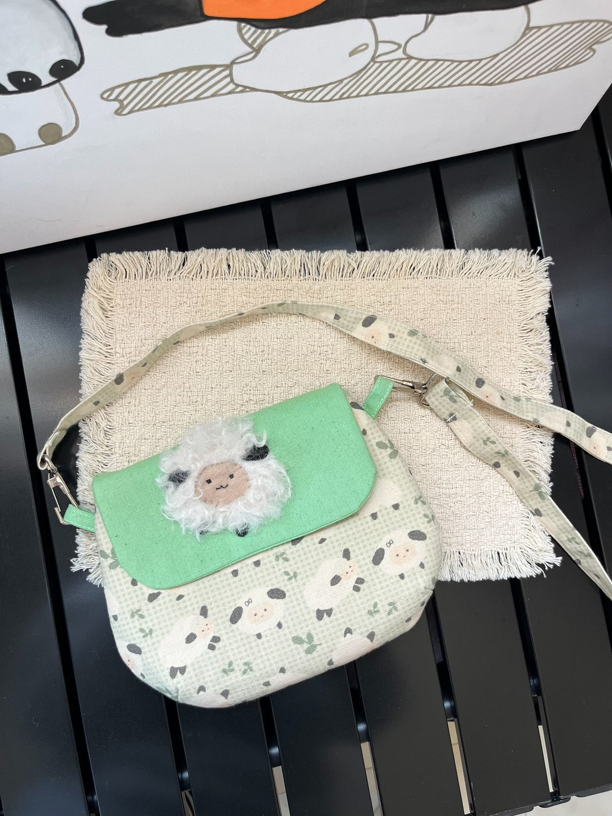Bolso bandolera de oveja en tela tierra hecho a mano