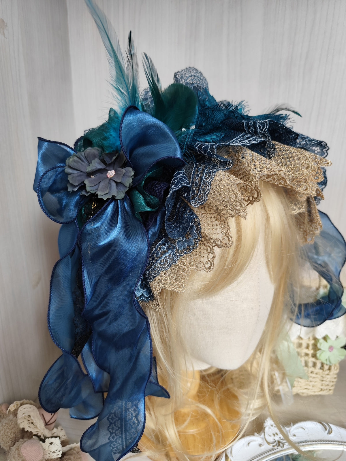 Diadema de encaje Lolita con plumas de pavo real