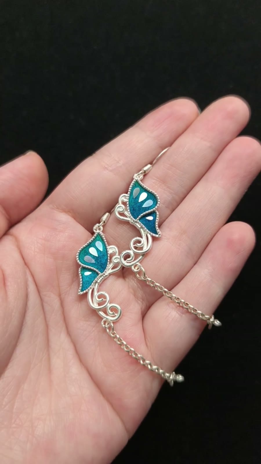 Pendientes de mariposa con pluma de pavo real y nácar