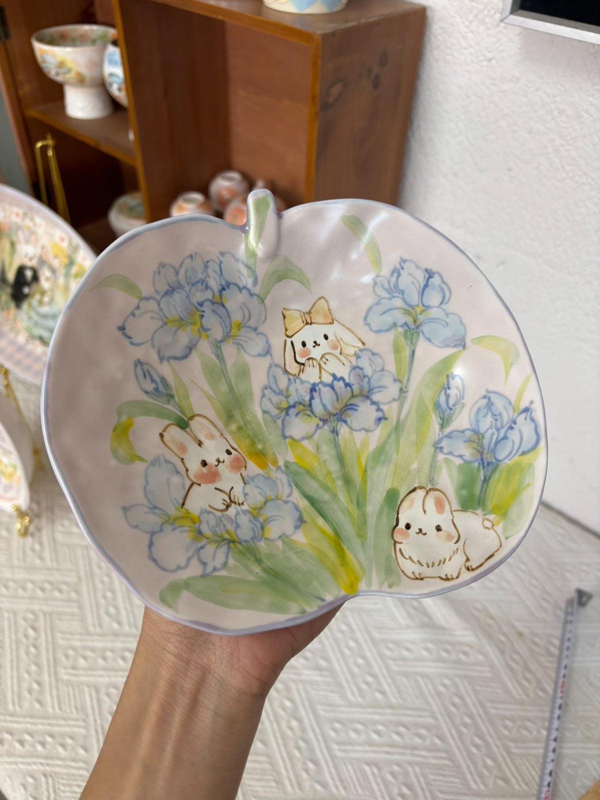 Piatto in ceramica fatto a mano con conigli e iris