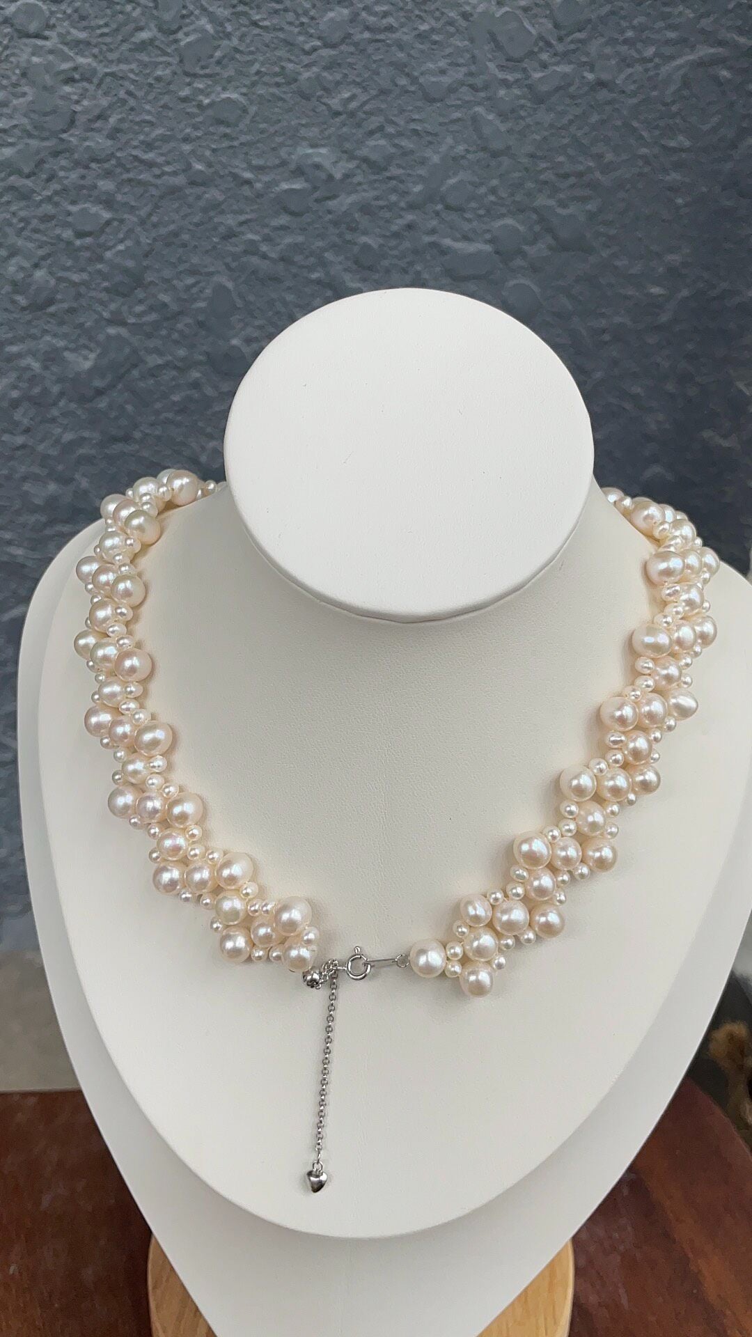 Collier multi-rangs en perles d'eau douce baroques tissées à la main