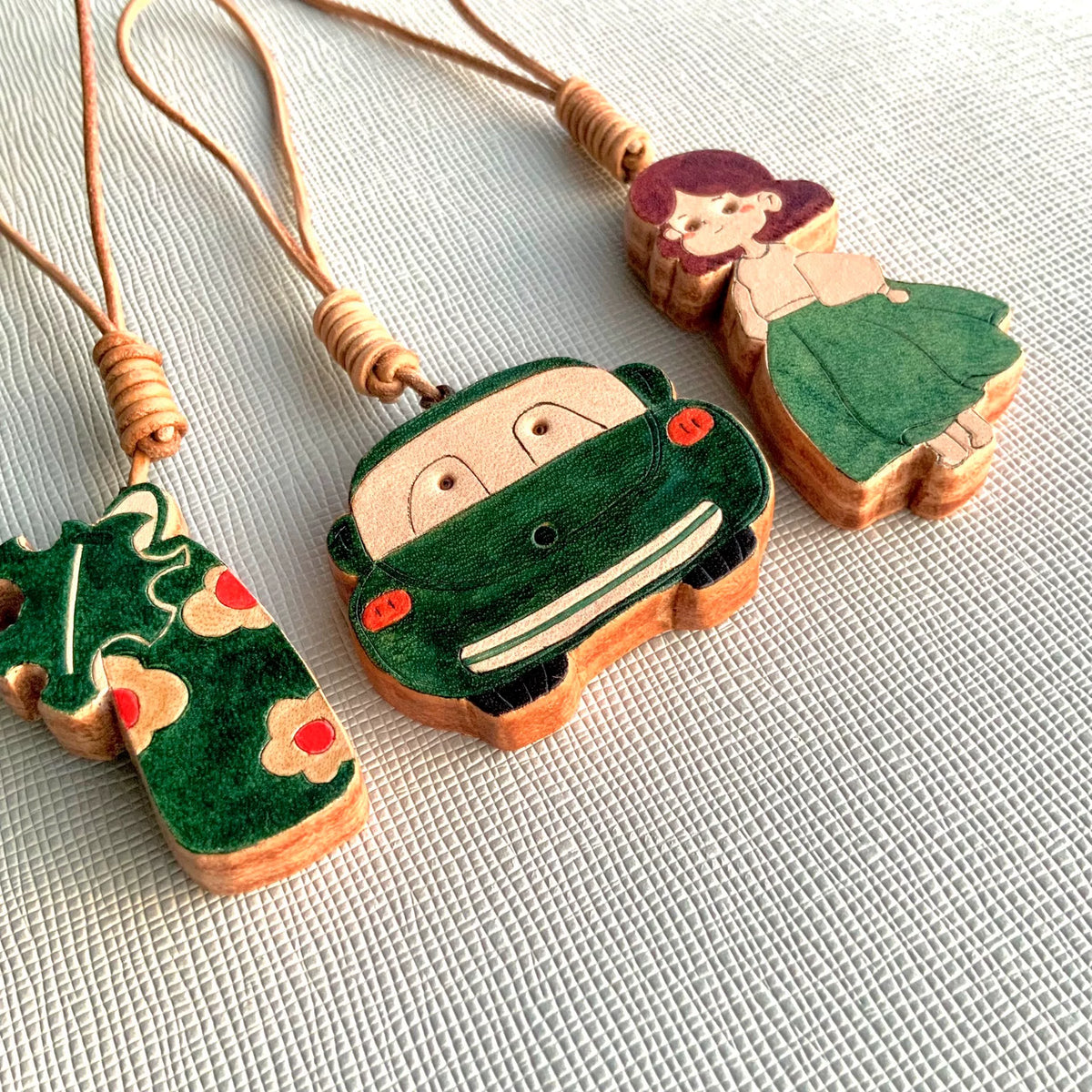 Set de pendentifs en cuir sculptés à la main