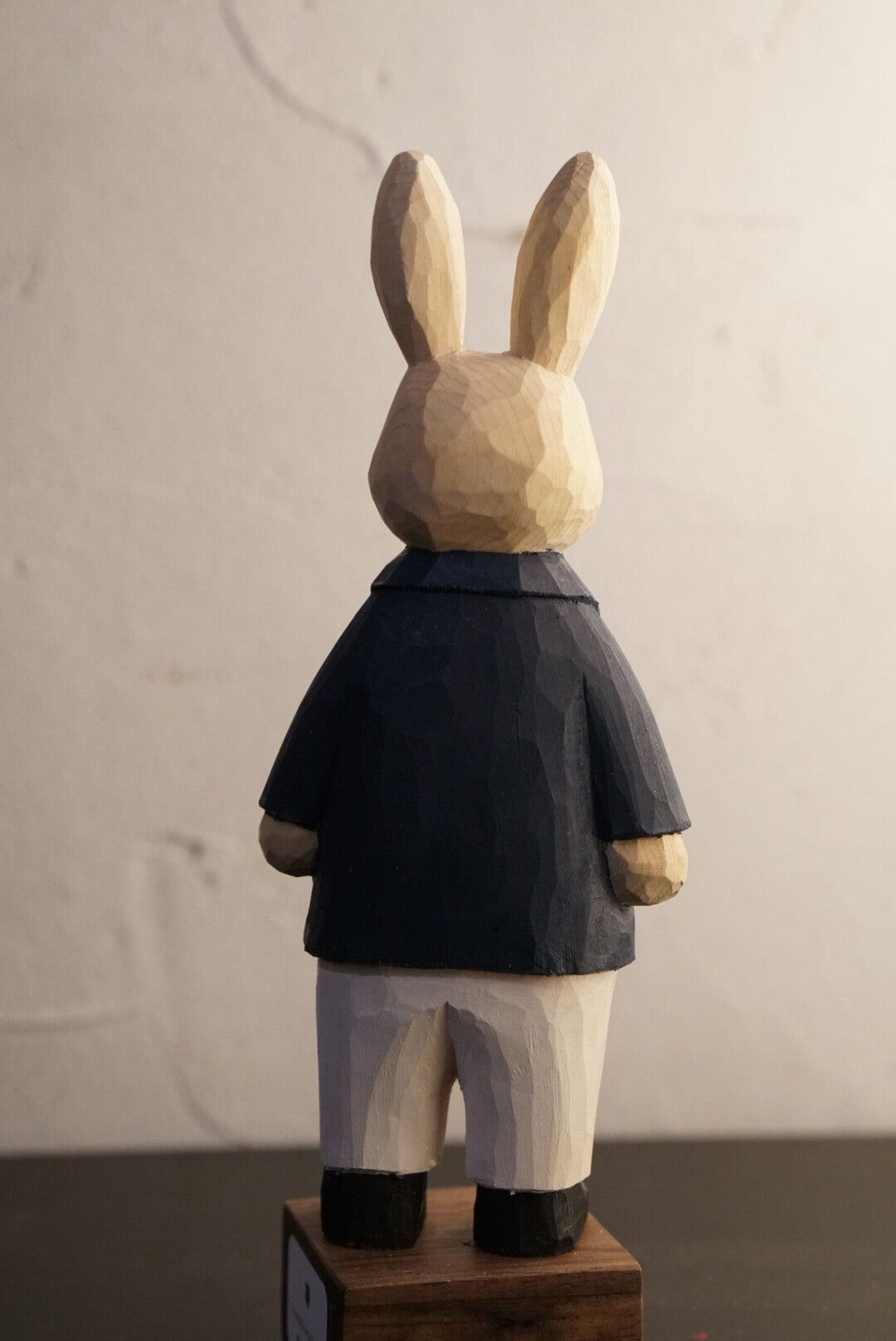 Handgeschnitzte Holzskulptur Hase, 14 cm
