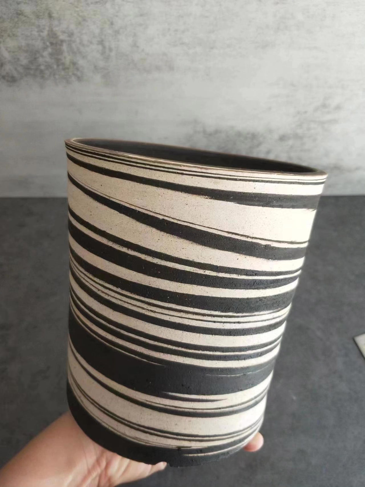 Vaso cilíndrico de cerámica artesanal de alta temperatura sin esmaltar
