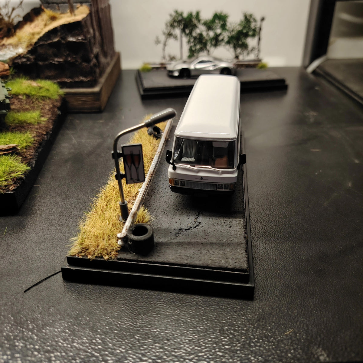 Diorama-bas med höstväg i skala 1:64