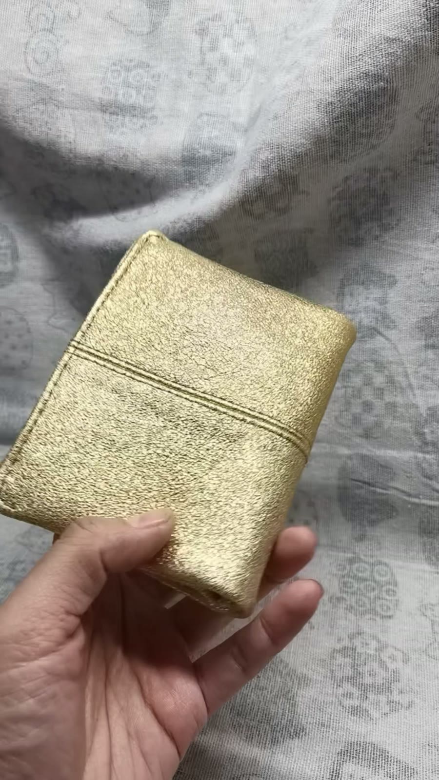 Copertina per agenda ad anelli M5 in pelle di montone oro metallico