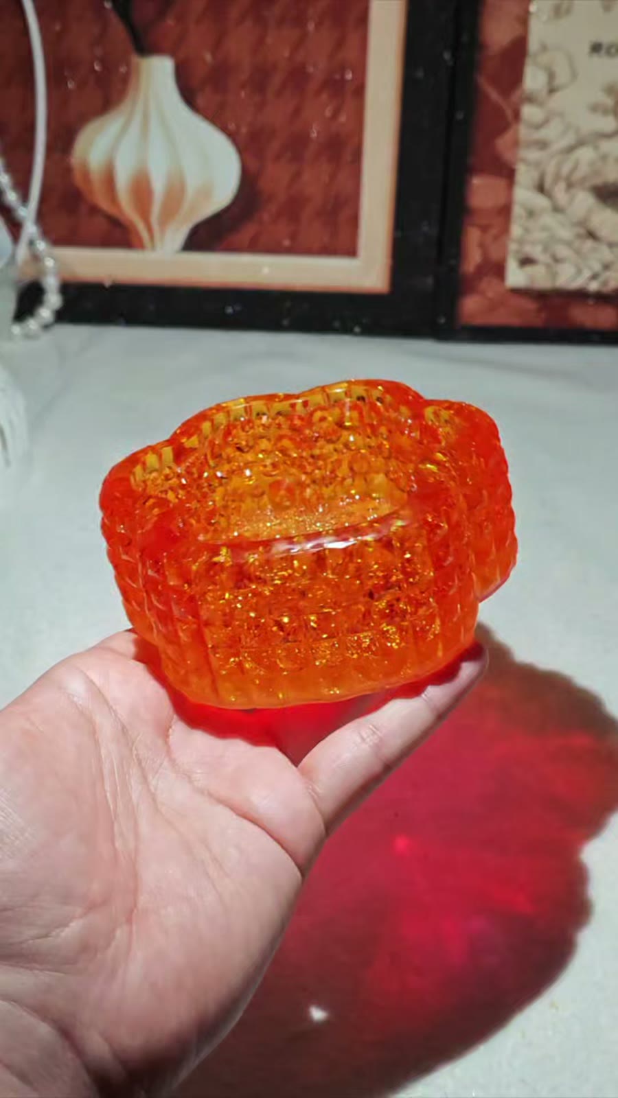 Handgefertigte orangefarbene Glitter-Aufbewahrungsbox in Katzenpfoten-Form