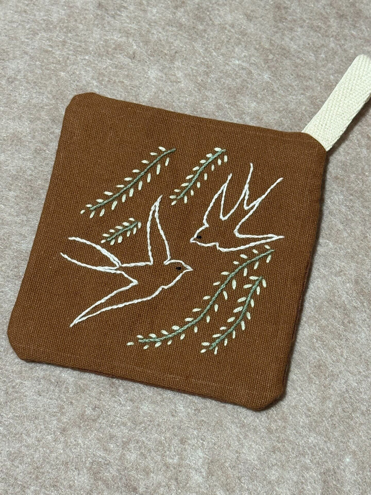 Quadratischer Canvas-Untersetzer mit Schwalbenstickerei
