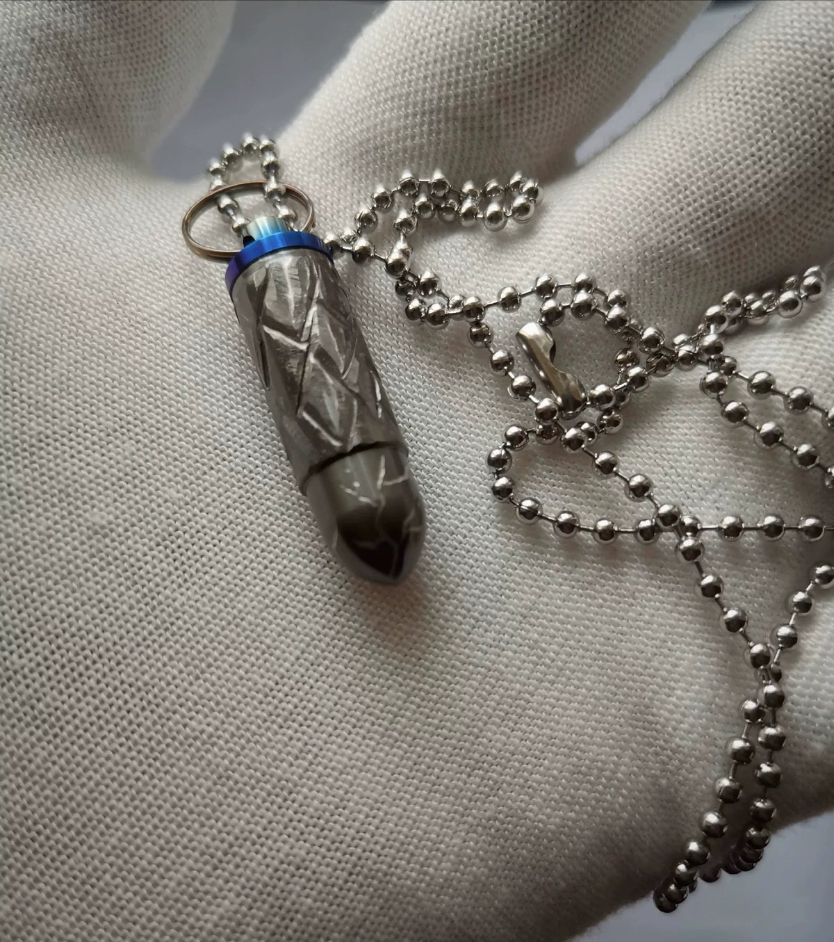 Collier pendentif balle en titane avec capuchon anodisé