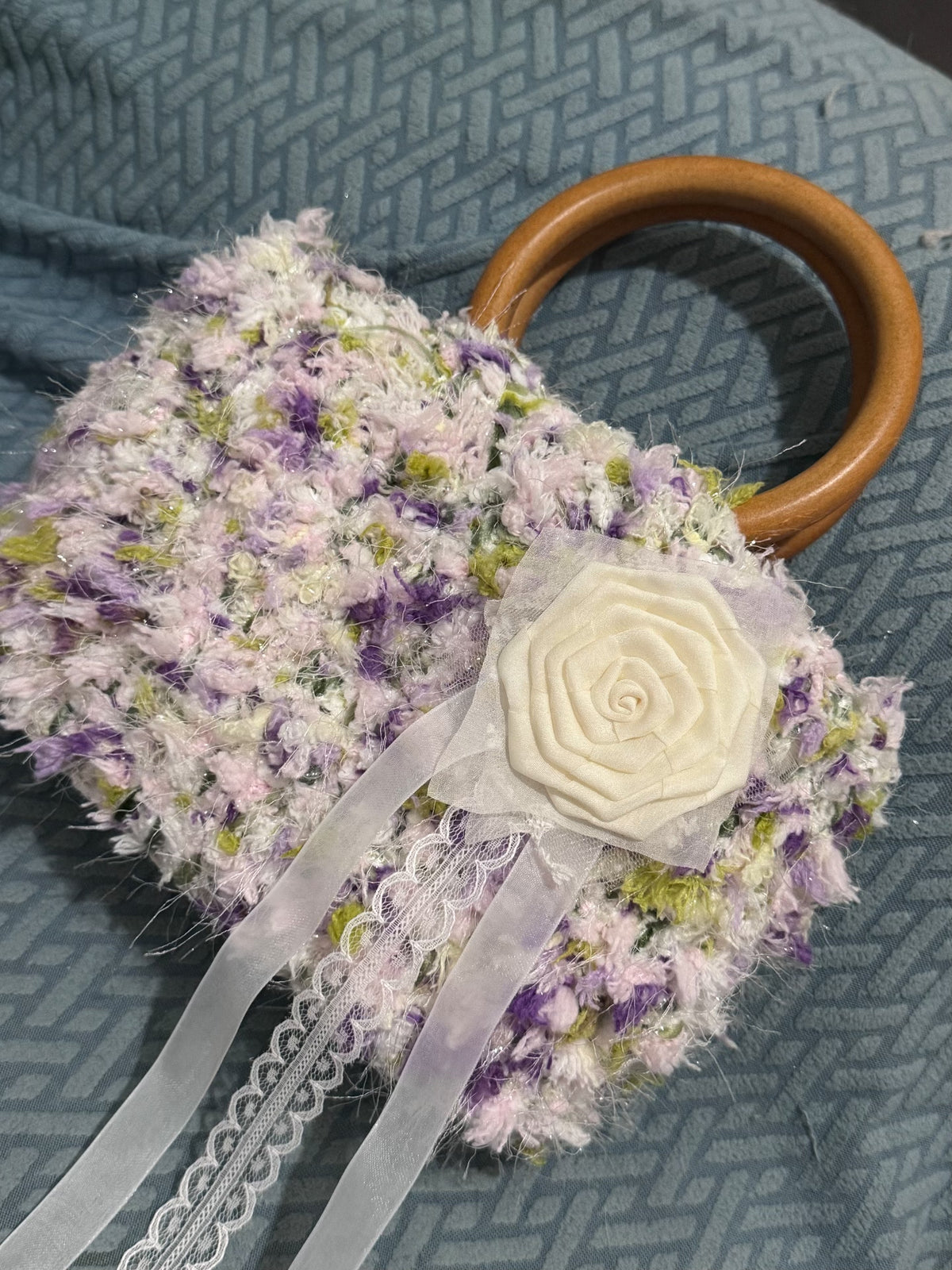 Strukturierte Blumen-Handtasche mit Holzringgriff