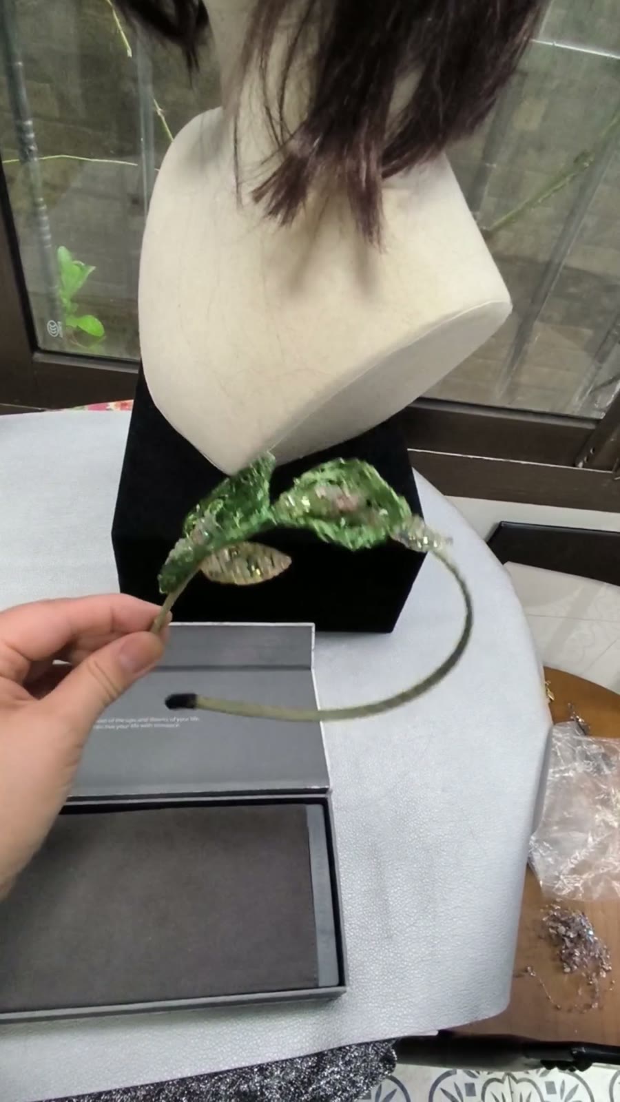 Handgewebtes Calla-Lilie Kristall-Headband mit grünen Blättern