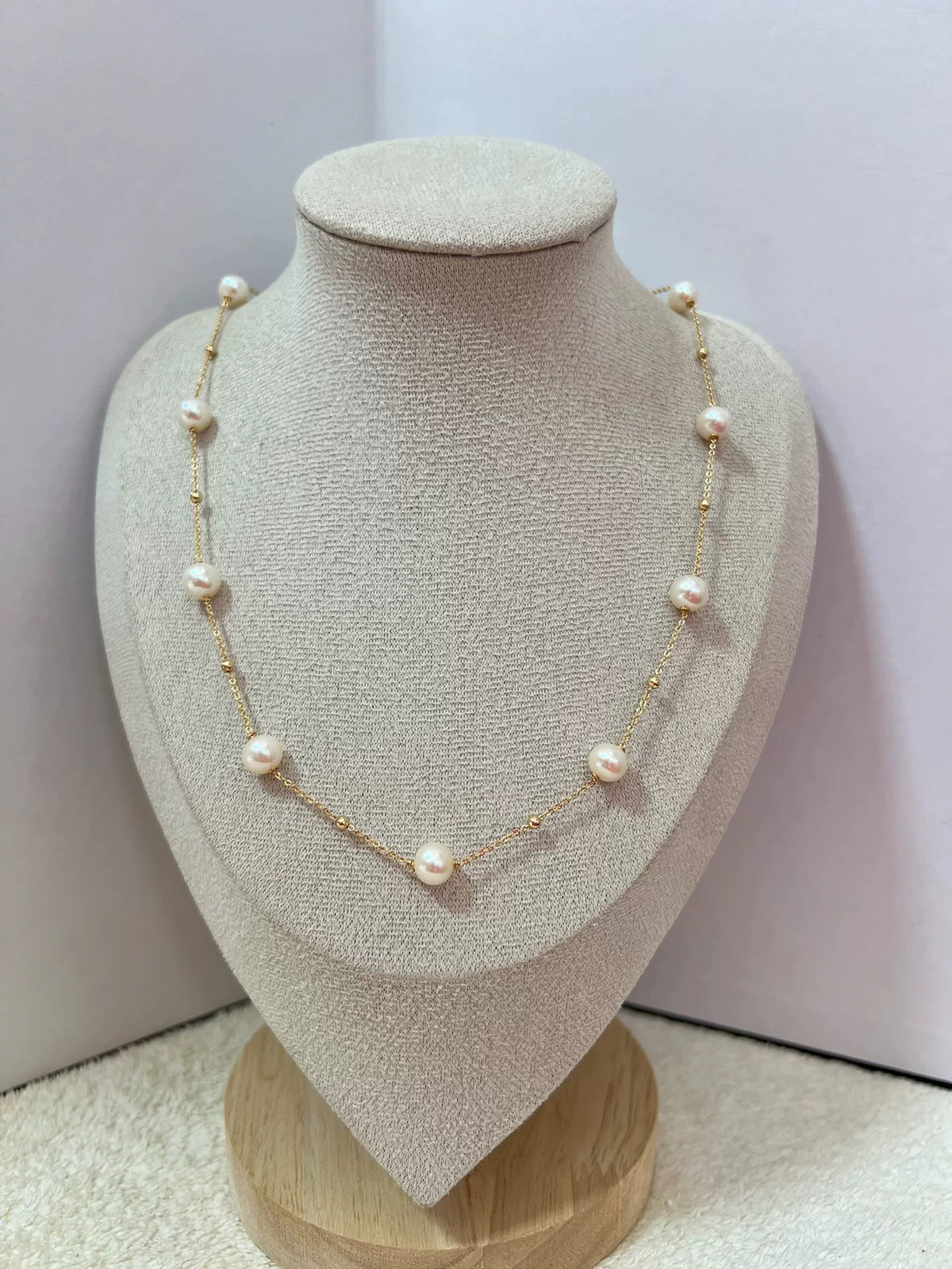 Colar de Pérolas de Água Doce com Corrente em Dourado