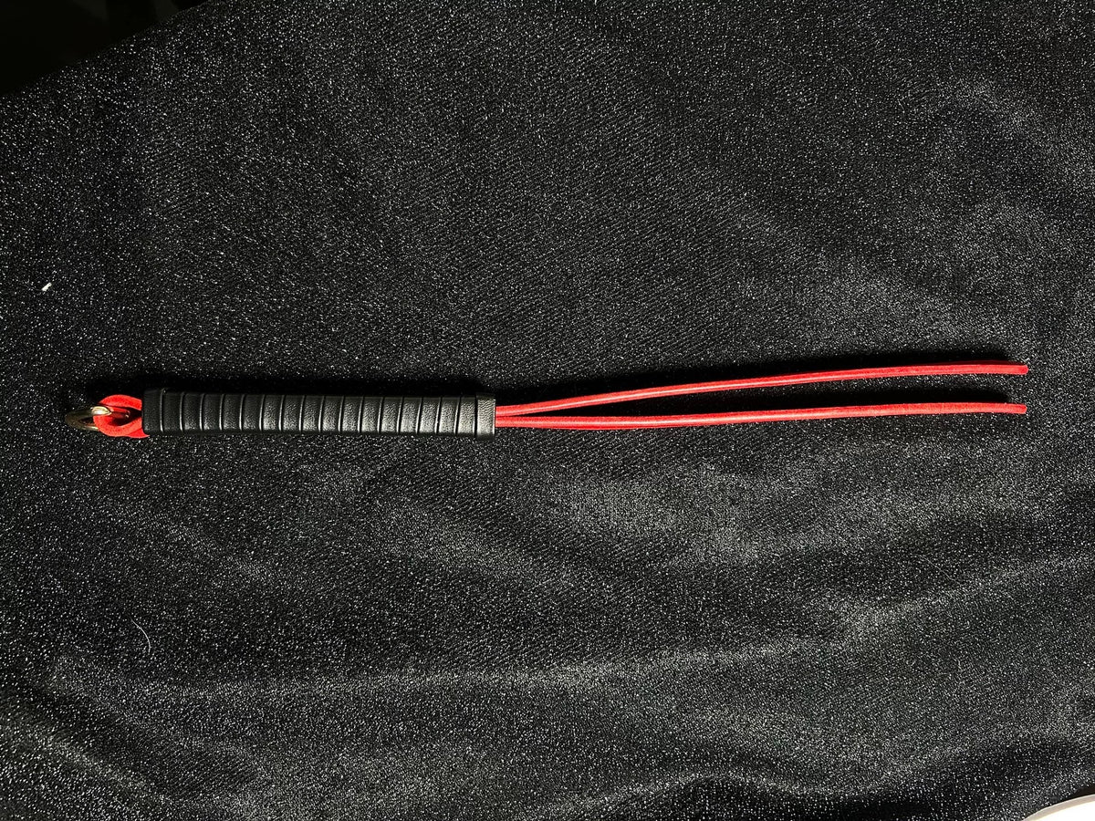 Handgefertigter roter Lederpaddle mit schwarzem Griff