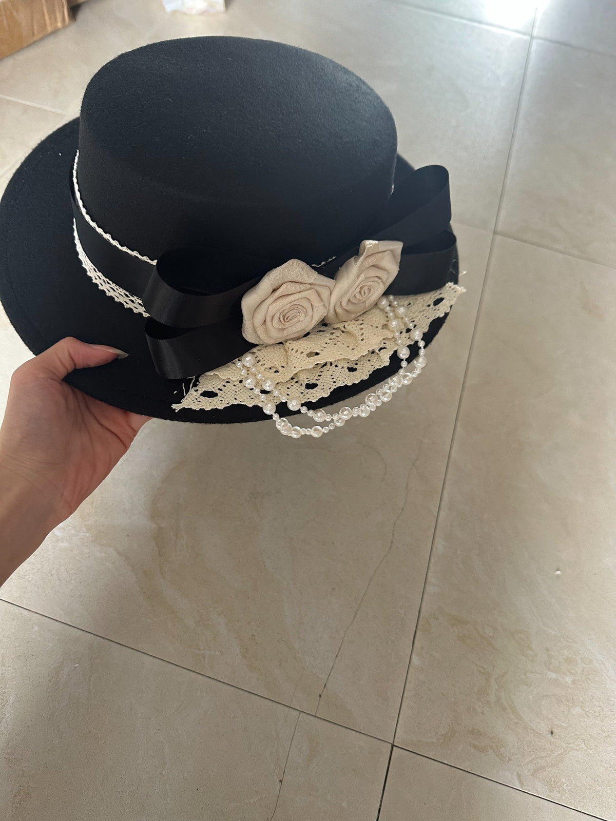Sombrero canotier Lolita con rosas de tela