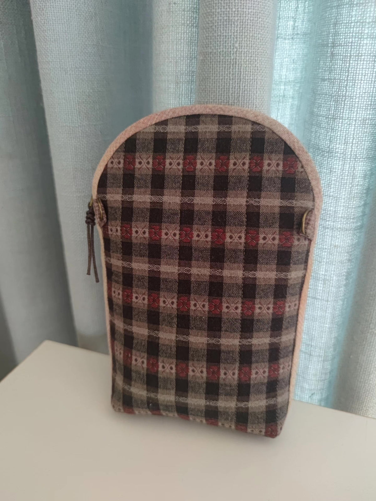 Bolsa de telemóvel em patchwork com aplicação de menina, feita à mão