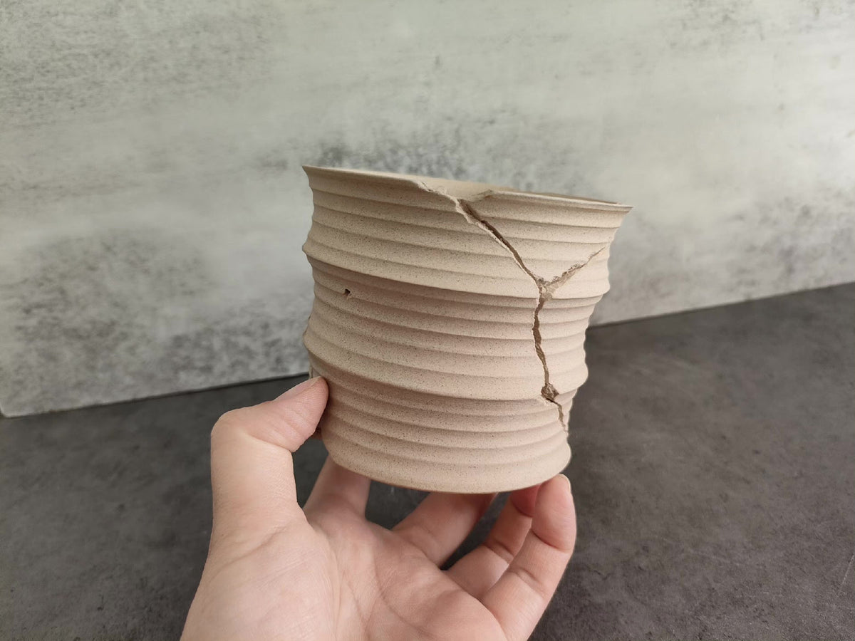 Vasija de Cerámica Tallada a Mano con Relieve