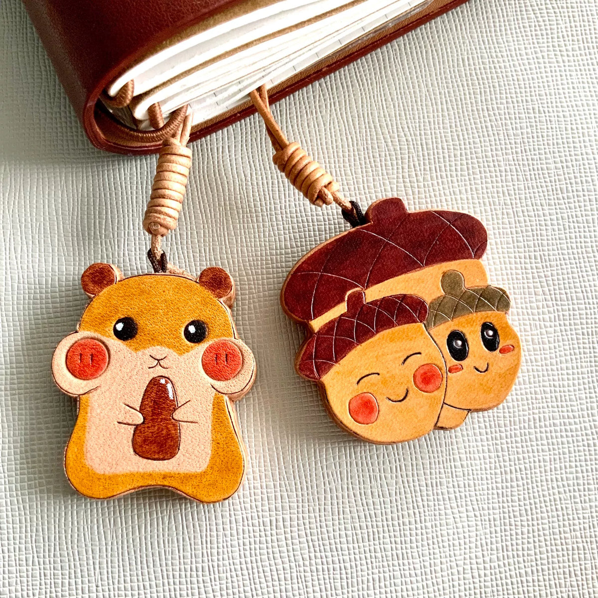 Charm de Couro de Esquilo e Bolota Esculpido à Mão