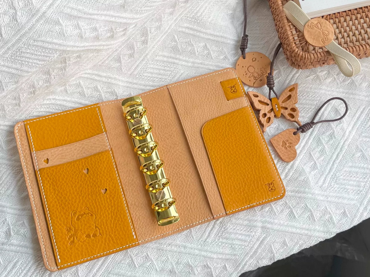 Classeur A7 en cuir grainé avec embossage ours
