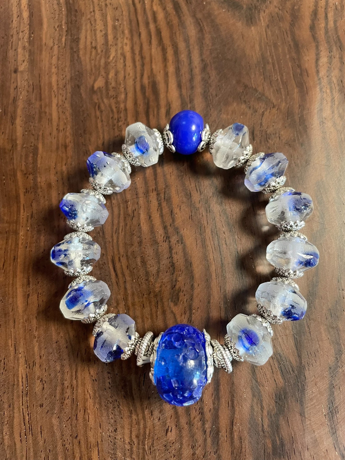 Facettiertes Glasperlenarmband Blau Floral
