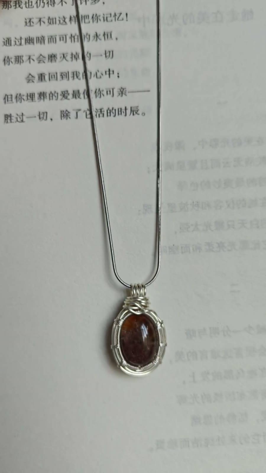 Collana con Pendente in Cristallo Ghost Avvolto nel Filo