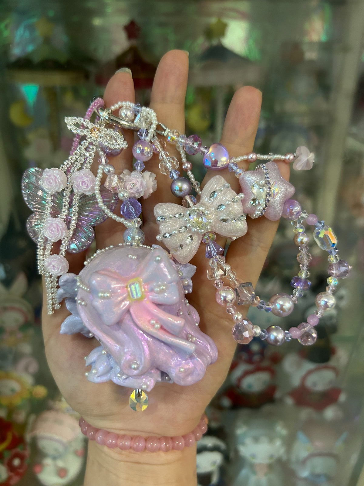 Dije de Kitty hecho a mano con lazo rosa y violeta