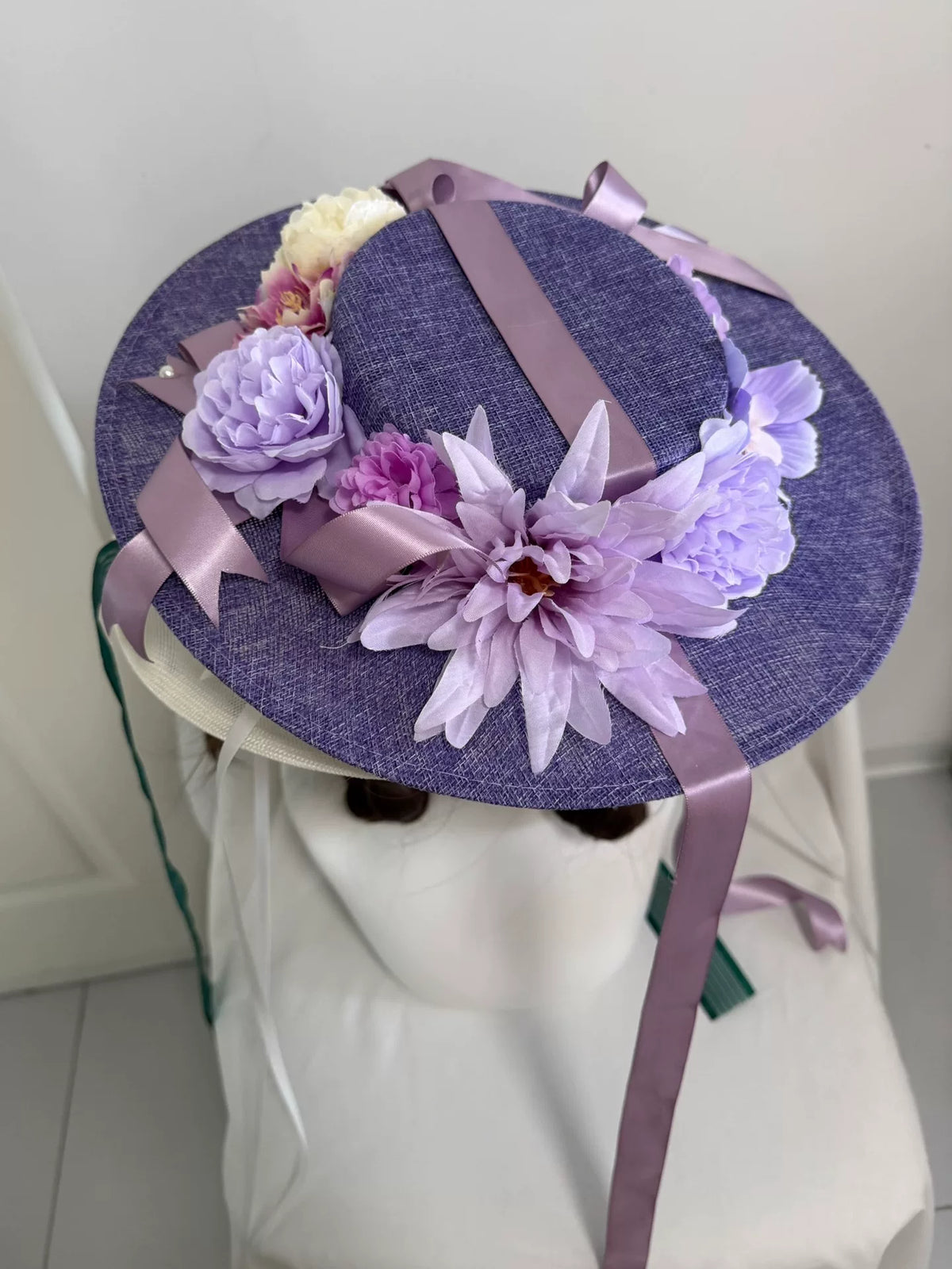 Handgakte violetpaarse platte strohoed met bloemen