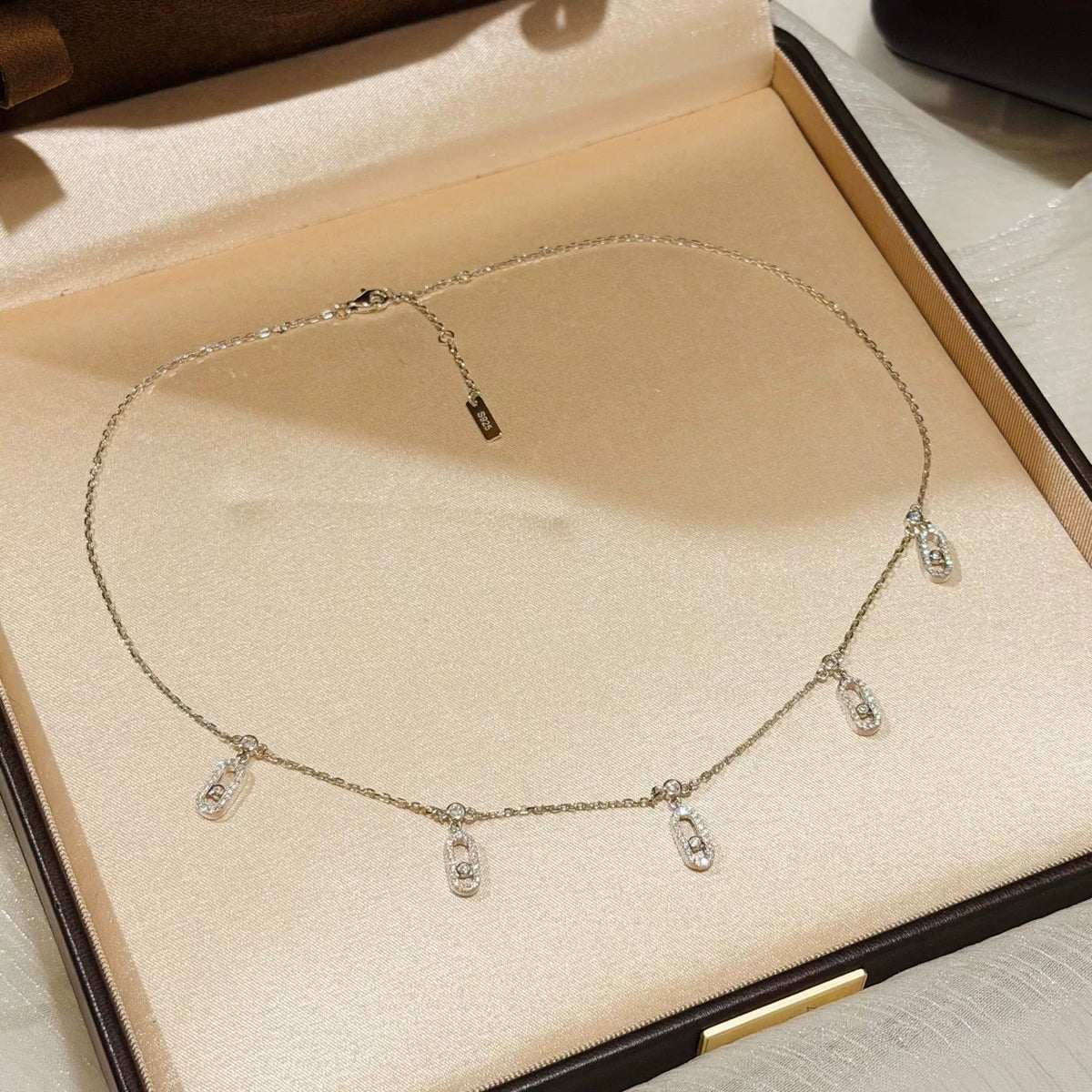 Halsband i silver med fem glidande hängen