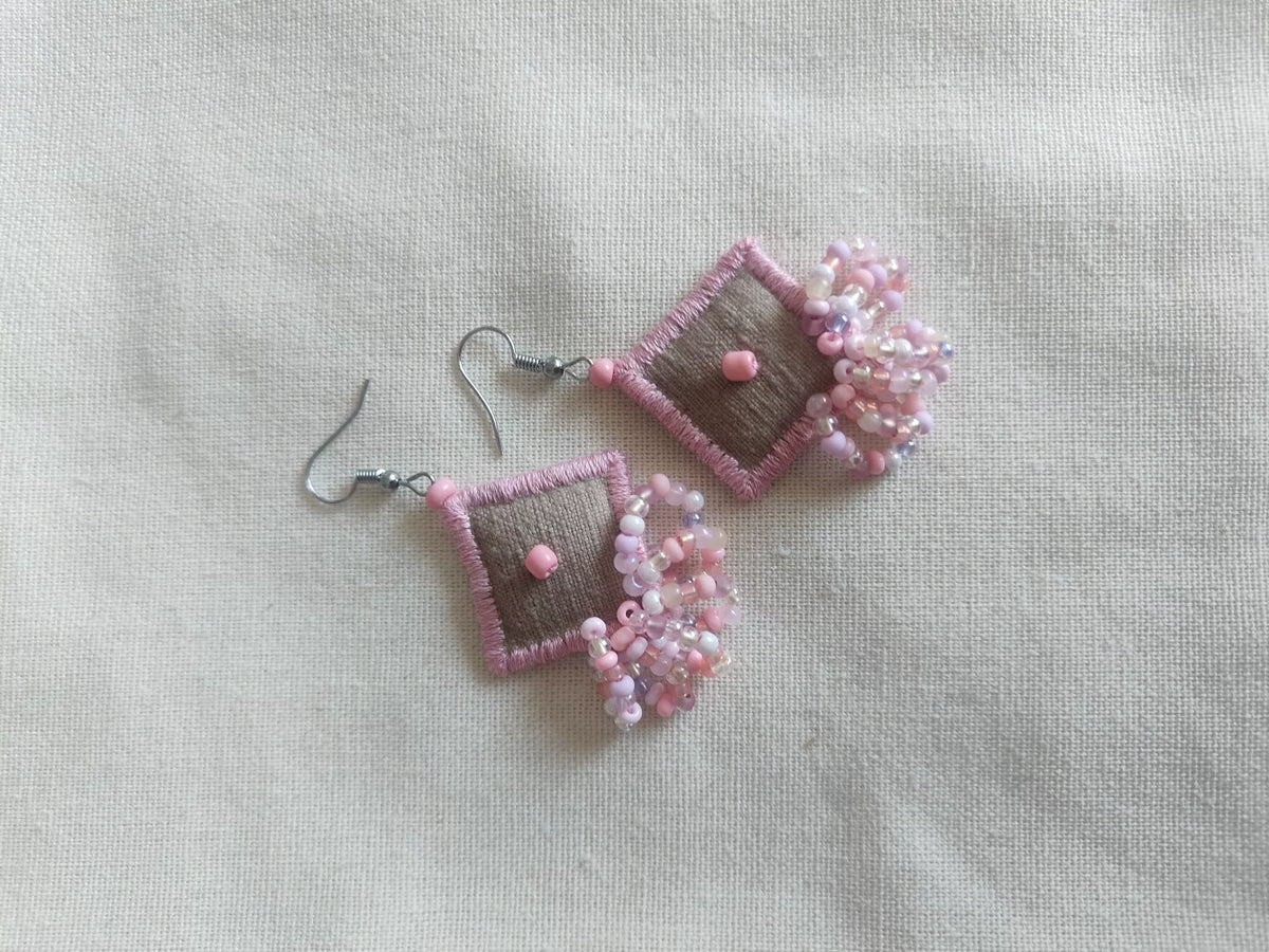 Brincos de Tecido Rosa com Contas e Franja à Mão