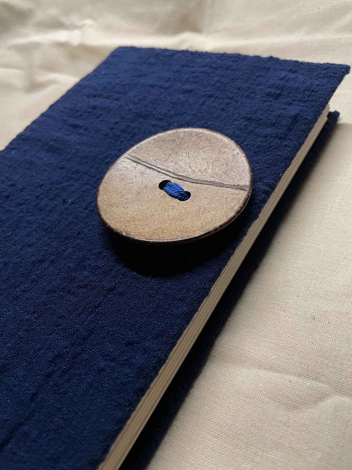 Handgemaakt donkerblauw notitieblok van stof open rug