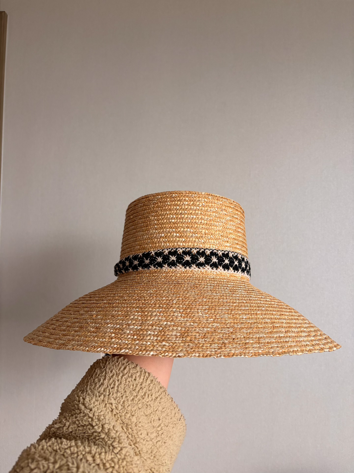Sonnenhut mit breiter Krempe aus natürlichem Weizenstroh